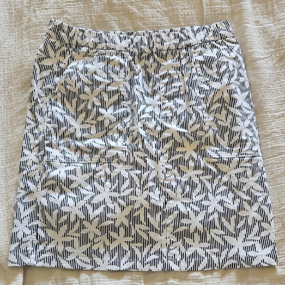 Stylish Black and White Patterned Skirt